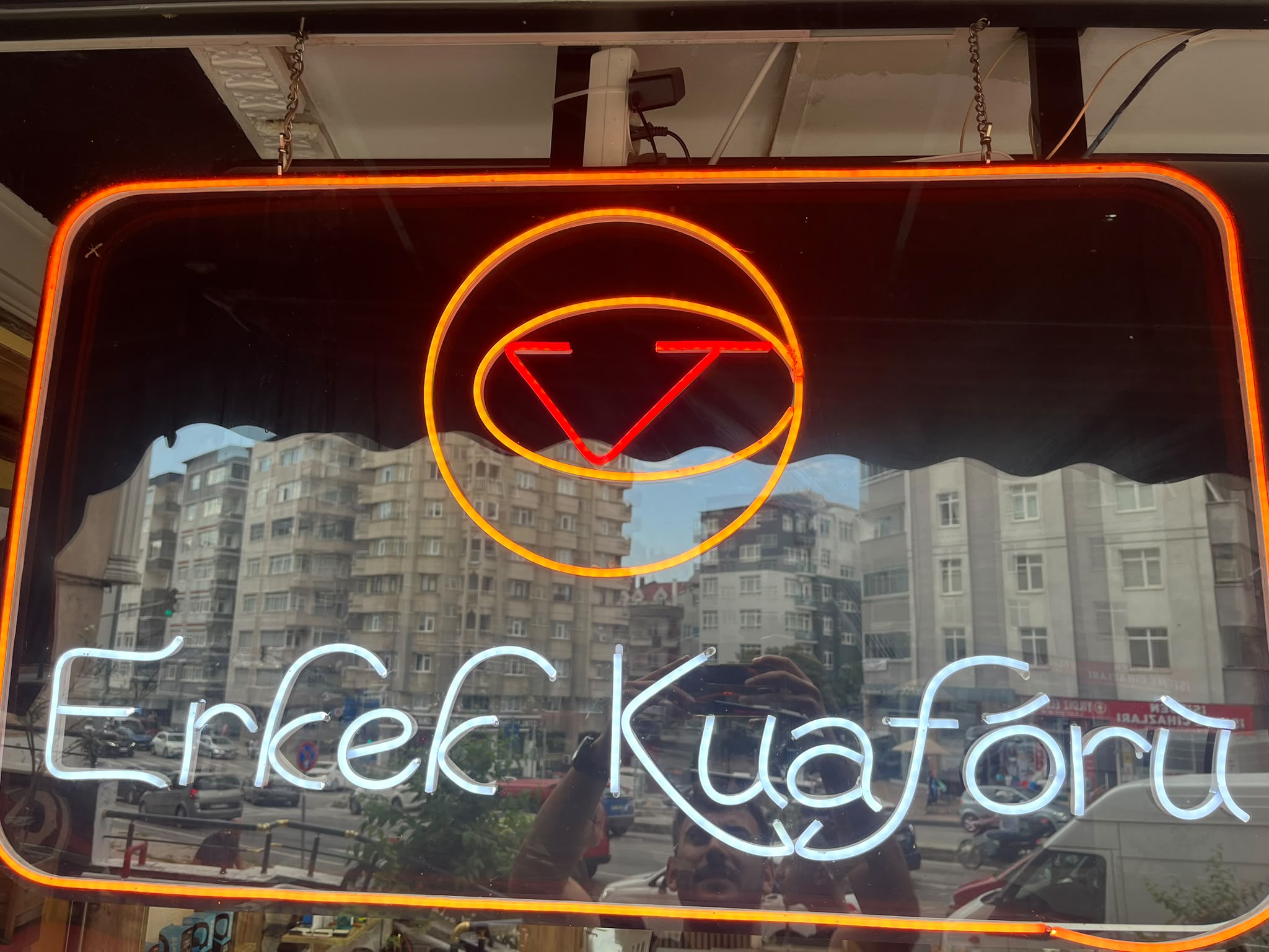 Valentino Erkek Kuaförü geniş salon